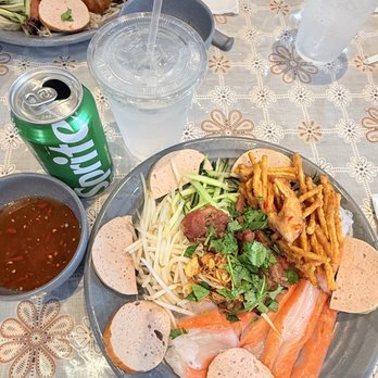 Banh Cuon Thien Huong - Nhà hàng rộng rãi, đẹp sạch sẽ. Bánh cuốn mỏng, dai nhẹ, bánh tôm Cổ ngư giòn xốp, nước mắm ngon tuyệt - Vietnamese Near Me - Westminster, California Banh Cuon Thien Huong - Nhà hàng rộng rãi, đẹp sạch sẽ. Bánh cuốn mỏng, dai nhẹ, bánh tôm Cổ ngư giòn xốp, nước mắm ngon tuyệt - Vietnamese Near Me - Westminster, California