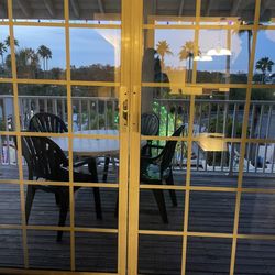Holiday Inn Clearwater Beach S-Harbourside - Gap letting in cold air, broken door