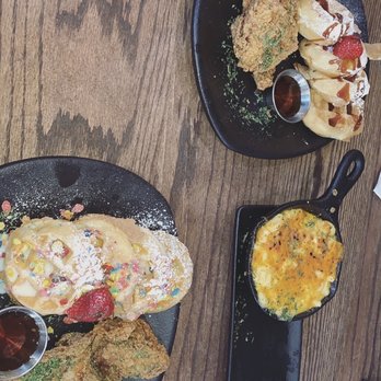 Taste Bar + Kitchen - Chicken and Waffles with a side of Mac and cheese - Cocktail Bars Near Me - Houston, Texas