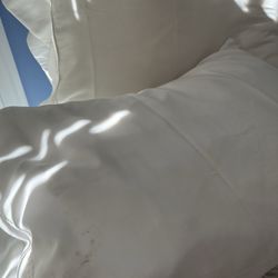 Cascade Escapes - Stains on pillows
