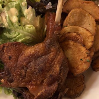 Victoires - Le confit de canard avec les pommes de terre et une salade - French Near Me - Paris, 75