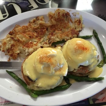 Curbside Cafe - Crab cake Benedict - Breakfast & Brunch Near Me - Vista, California