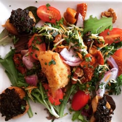 Le Piano Gourmand - Salad appetizer with goat cheese and olive tapende