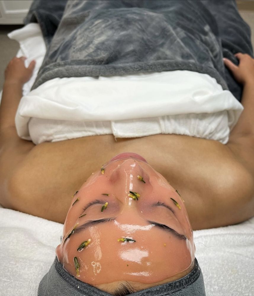 Divine Skin And Body Logo