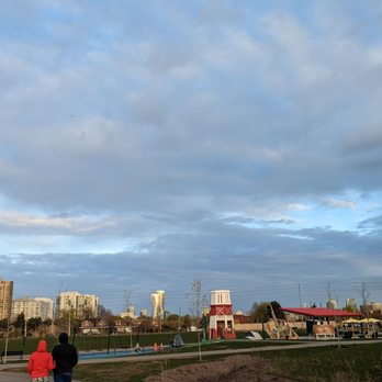 Fairwinds Park - Walking path from parking lot to playground area - Playgrounds Near Me - Mississauga, Ontario