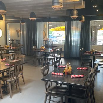 Salt + Smoke - Seating - Barbeque Near Me - Ellisville, Missouri Salt + Smoke - Seating - Barbeque Near Me - Ellisville, Missouri