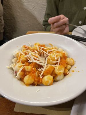OSTERIA ACQUACHETA dal giovedì al lunedì pranzo e cena necessaria la prenotazione L'OSTESSA E L'OSTE AUGURANO BUONA VITA by null