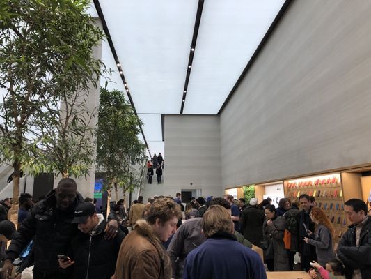 Apple Regent Street by null