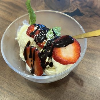 Hemlock Restaurant & Bar - Ice Cream with fruit - Bars Near Me - Oakhurst, California Hemlock Restaurant & Bar - Ice Cream with fruit - Bars Near Me - Oakhurst, California