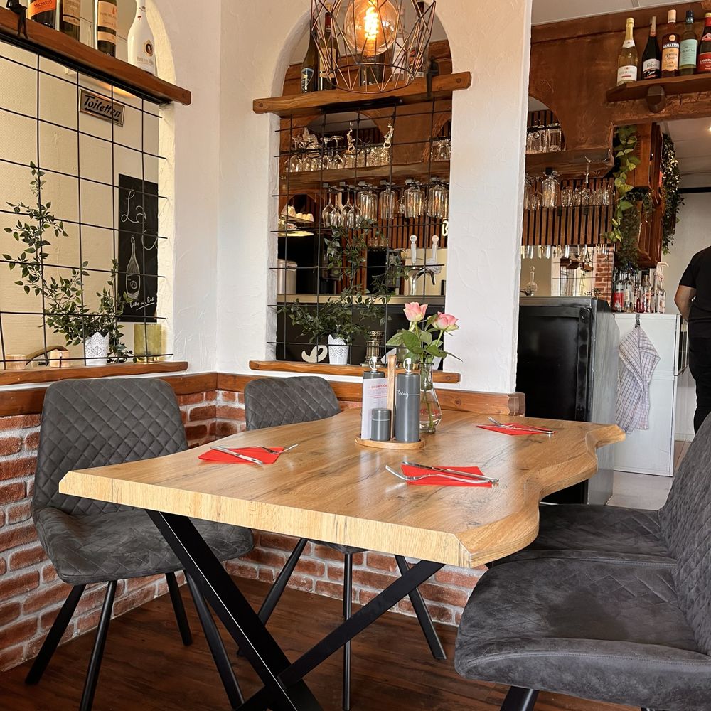 La Città - table - Pizza Near Me - Hemmoor, NI