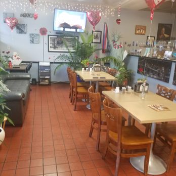 Izzy's NY Pizza - Area to the left of the entrance. - Pizza Near Me - Lilburn, Georgia