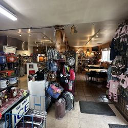 Small eating area and store souvenirs