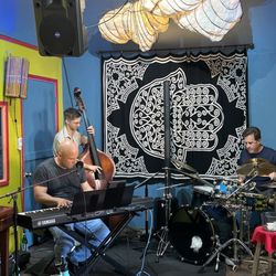 Puffer's of Pismo - Mark Bocchicchio, playing his last concert at Puffers of Pismo before he moves to Arizona. I will miss him as a doctor and for his music.