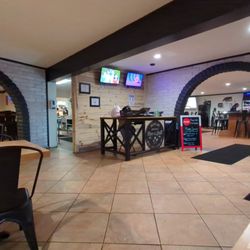 Snowflake Smokehouse Bar and Grill - Dining room with bar in background