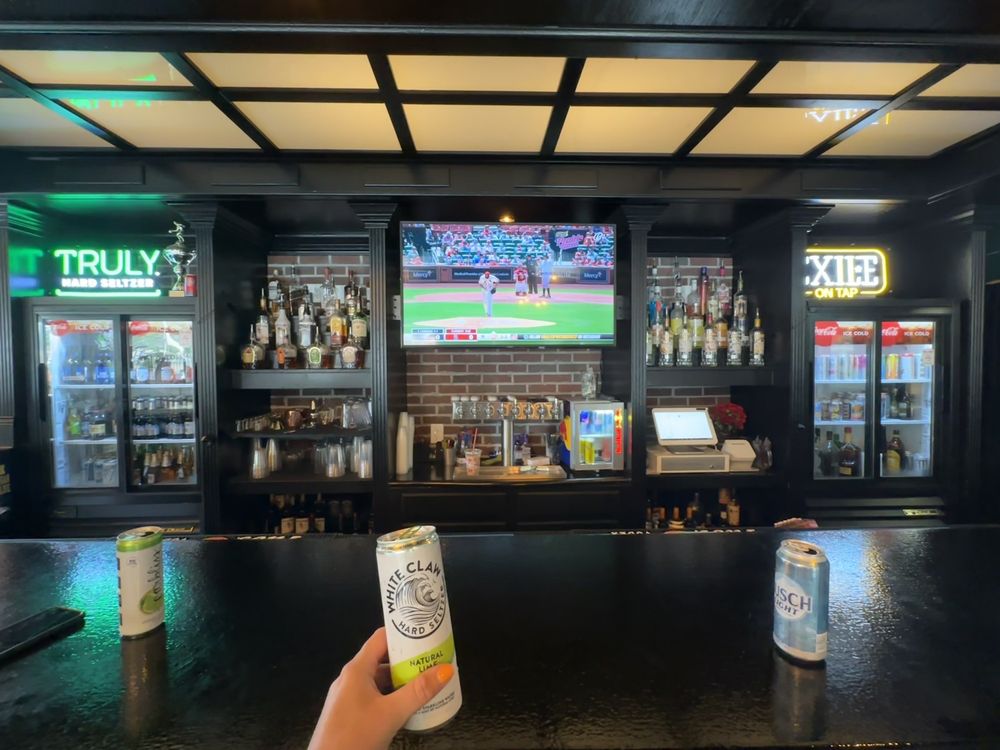 TRIPLE CROWN SPORTS BAR Updated September 2024 1500 SE 1st St, Des