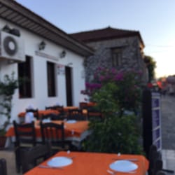 Azmakbaşı Restaurant - Barlar sokağı girişinde
