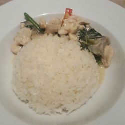Le Thaï Gourmet - Curry vert poulet et riz. Le curry est servi à part dans un ramequin