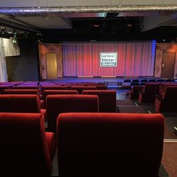 Prime Time Theater - Der Saal des Prime Time Theaters wurde 2024 renoviert und bekam eine komplett neue Bestuhlung. (c) Lara Eberhardt