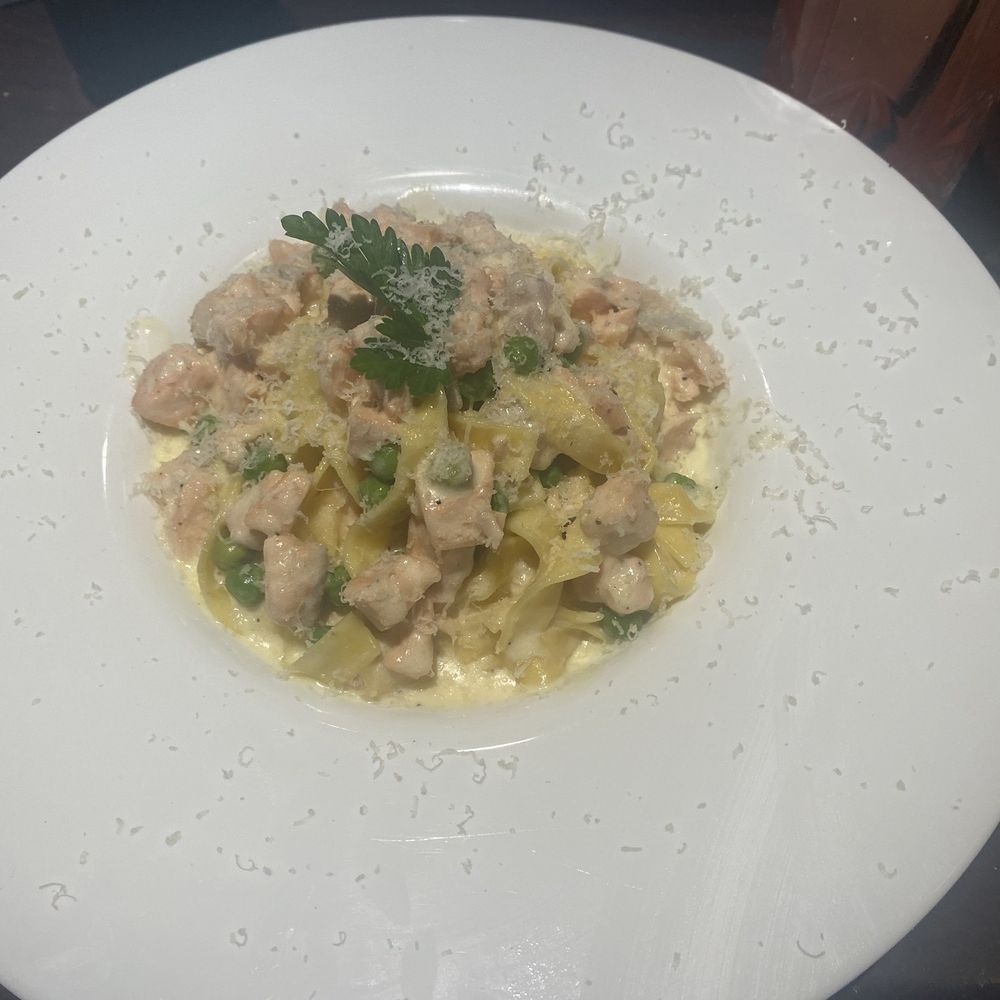 Gusto RistoBar - Fettuccine Alla Creme Di Salmone. - Italian Near Me - Doral, Florida