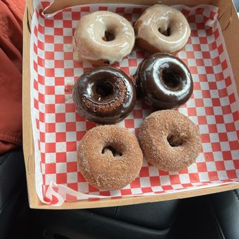 Fred‘s  Famous Donuts - Maple Glazed, Chocolate Glazed, Apple Cider - Coffee & Tea Near Me - Tannersville, New York
