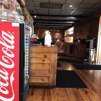 Bucky Bee's BBQ - Seating area - Barbeque Near Me - Cave City, Kentucky