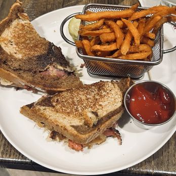 Cooper's Mill - Neither the kitchen or waitstaff should serve food that looks this way - New American Near Me - Bethesda, Maryland