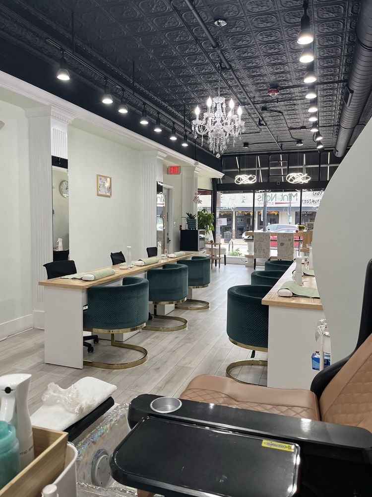 Mint Nails Studio Logo