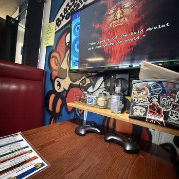 Antics Pizza - Seating area - Pizza Near Me - Hilo, Hawaii