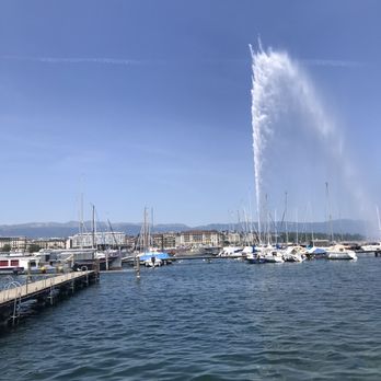 Jet d'Eau - Jet d'Eau Brunnen fontana Fountain Genf Zeneva Schweiz - Local Flavor Near Me - Geneva, GE