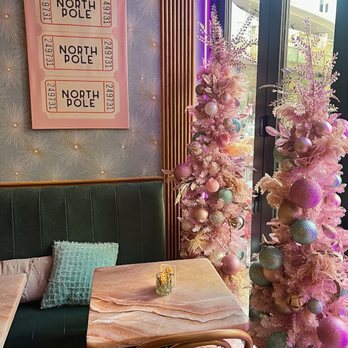 Leela's Wine Bar - Uptown - Christmas Decor - Pizza Near Me - Dallas, Texas Leela's Wine Bar - Uptown - Christmas Decor - Pizza Near Me - Dallas, Texas