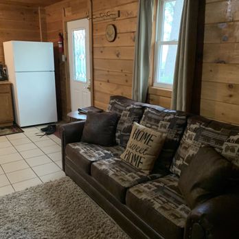 Black Bear Inn - Living room to door - Hotels Near Me - Wellston, Michigan