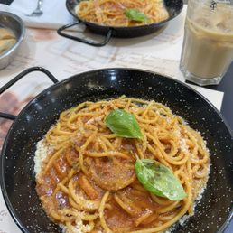 Spaghetti with basil and caramel macchiato