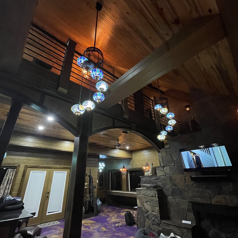 Broken Bow Cabin Lodging - Main room and Entry - Vacation Rentals Near Me - Broken Bow, Oklahoma Broken Bow Cabin Lodging - Main room and Entry - Vacation Rentals Near Me - Broken Bow, Oklahoma