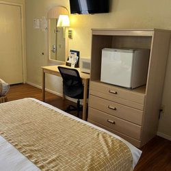 Travelodge by Wyndham Holbrook - Guest room