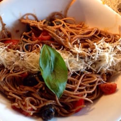 Vapiano - Fusilli Olivia, spaghettis complet au pesto, huile d'olive, tomates, olives noires et parmesan