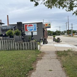 Rosie's Cafe - What the restaurant looks like from the side when parking on the street