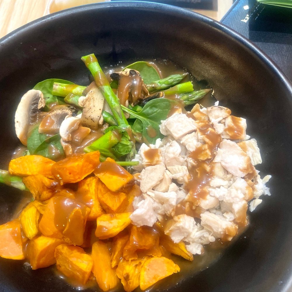 Make your own bowl: chicken, spinach, mushrooms, asparagus and sweet potato's with Thai peanut sauce.