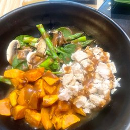 Make your own bowl: chicken, spinach, mushrooms, asparagus and sweet potato's with Thai peanut sauce.