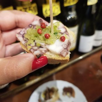 Cantinone Già Schiavi - Close up of the octopus (pulpo) with perfect little pink peppercorns - Wine Bars Near Me - Venezia, VE