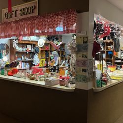 Albert Music Hall - Cool souvenir shop