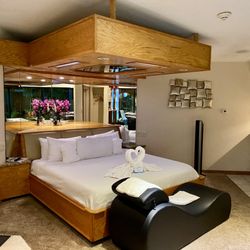 Sybaris Pool Suites - Majestic Suite bedroom area