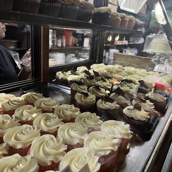Cretia's Eatery & Bake Shoppe - Dessert - Bakeries Near Me - Dallas, Texas