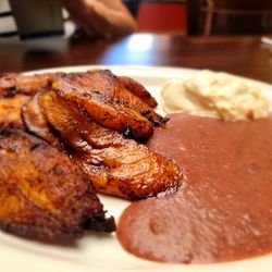 El Cuscatlán - Plátanos con frijoles y crema. (Plantains with beans and sour cream)