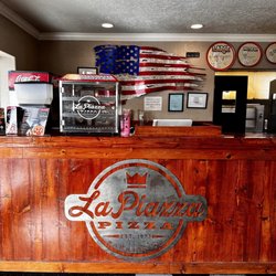 La Piazza Pizza - Front desk.