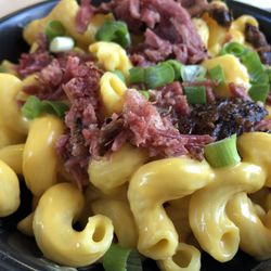 L'Oeufrier - Mac & Cheese, Pulled Smoke Meat, Cheese Curds & Shallots (I added chipotle sauce for more flavour).