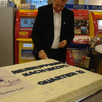 Budnikowsky - Geschäftsführer Cord Wöhlke schneidet die Danketorte an - Drugstores Near Me - Hamburg, HH