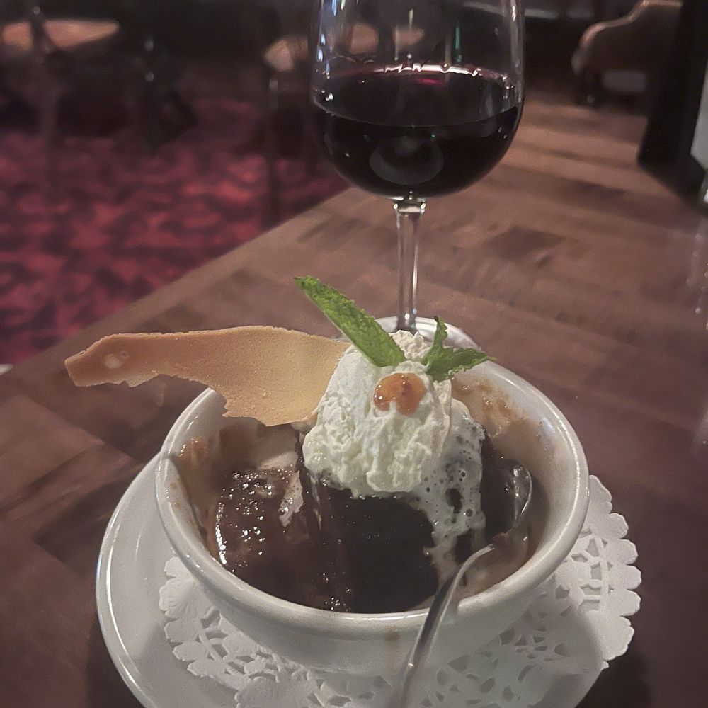 The warm gingerbread with caramel sauce The warm gingerbread with caramel sauce