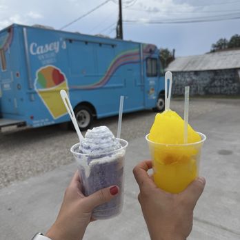 Casey's New Orleans Snowballs - Orchard vanilla with cream, sugar free mango with mango pieces - Ice Cream & Frozen Yogurt Near Me - Austin, Texas