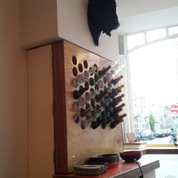 Meneer Smakers - A bison with a chest of bottles.