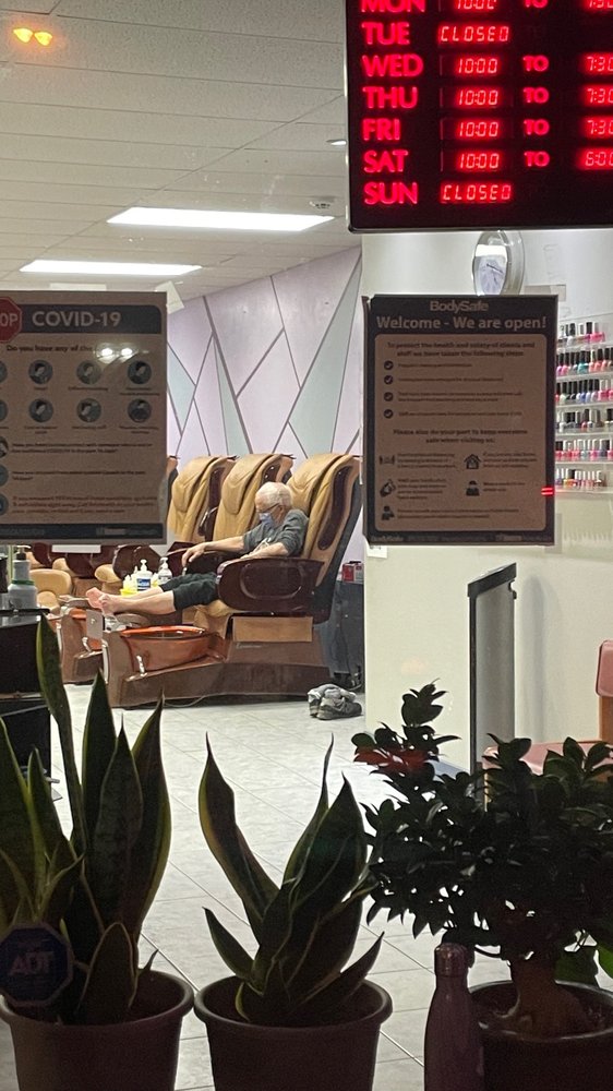 Natural Nails & Spa Image